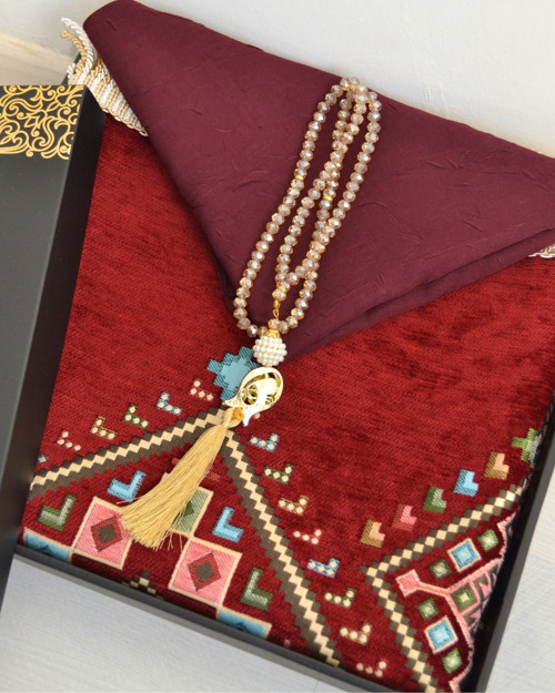 Çeyizlik Hediyelik Seccade Eşarp Tesbih Set – Kilim Desenli Kadife Astarlı Seccade, Eşarp, Kristal Tesbih Özel Kutulu Lüks Hediye Seti