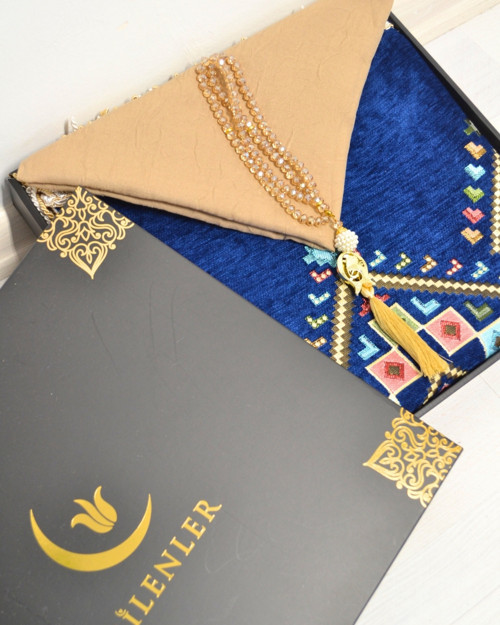 Çeyizlik Hediyelik Seccade Eşarp Tesbih Set – Kilim Desenli Kadife Astarlı Seccade, Eşarp, Kristal Tesbih Özel Kutulu Lüks Hediye Seti