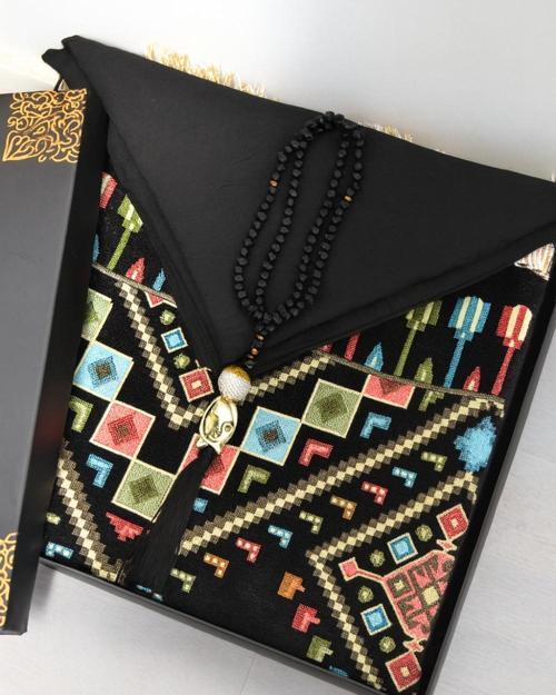 Çeyizlik Hediyelik Seccade Eşarp Tesbih Set – Kilim Desenli Kadife Astarlı Seccade, Eşarp, Kristal Tesbih Özel Kutulu Lüks Hediye Seti