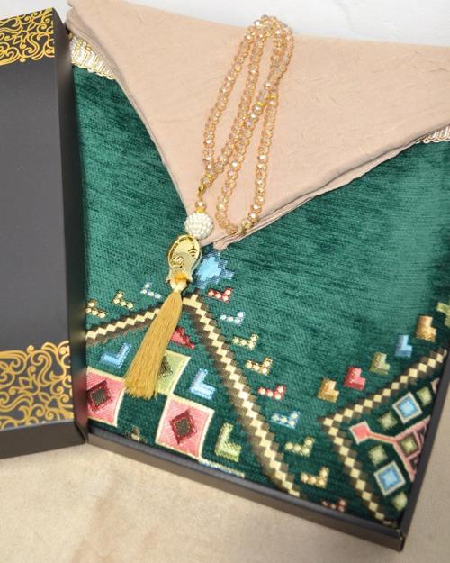 Çeyizlik Hediyelik Seccade Eşarp Tesbih Set – Kilim Desenli Kadife Astarlı Seccade, Eşarp, Kristal Tesbih Özel Kutulu Lüks Hediye Seti