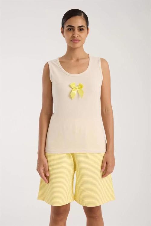 Kadın Beyaz Kurdele Detaylı Sarı Çizgili Şortlu Pijama Takımı