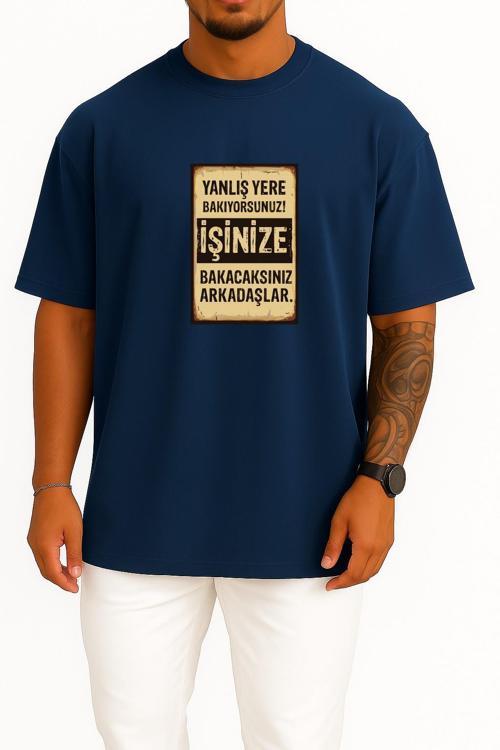 Oversize Yanlış Yere Bakıyorsunuz İşine Bakacaksınız Göğüs Tasarımlı Unisex T-Shirt