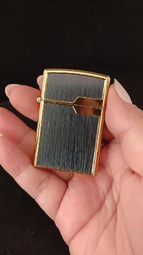 Gold Çerçeveli Karbon Fiber Dokulu Pürmüz Çakmak