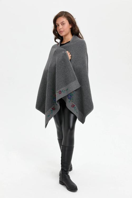 Üç Çiçekli Nakış İşlemeli Kadın Yün Şal 24055