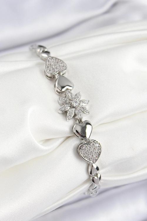 BFS Pirinç Zirkon Taşlı Kalp Detaylı Çiçek Model Gümüş Renk Kadın Bileklik