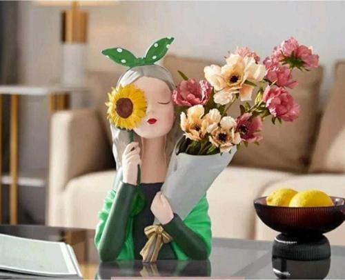 Dekoratif Çiçekli Buket Tutan Kız Vazo Biblo Fıstık Yeşili-yeşil 34x27cm