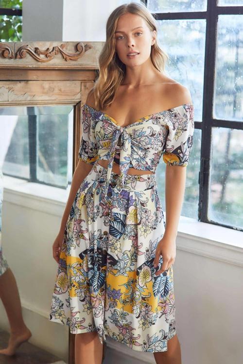 MDB Dokuma Önden Bağlamalı Çiçek Baskılı Omuzu Düşük Büstiyer ve Önden Düğmeli Etek Takım