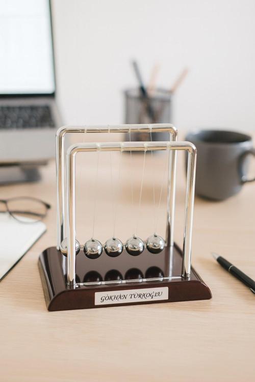 İsim Yazılı Kişiye Özel Newton Sarkaçı Metal Denge Topu Masaüstü Ofis Şık Dekoratif Hediye Orta Boy
