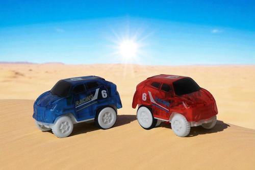 Magic Tracks Uyumlu 2’li LED Işıklı Oyuncak Yarış Arabası Seti – Karanlıkta Parlayan Ray Arabaları