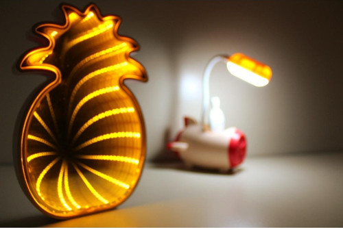 Aynalı Led Yansımalı Ananas İle Tepe Lambalı Kalem Traşlı Kırmızı Uçak Masa Lambası Gece Lambası