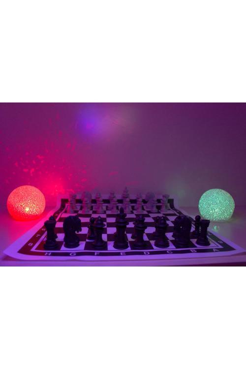 Satranç Takımı Ve Yansıma Yapan Küreker