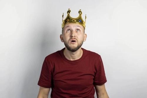 BFS   Plastik Kral Tacı Altın Renk Yetişkin Boy 55 cm