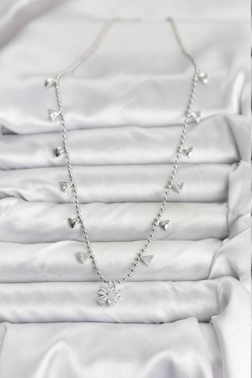 Zarif Boyunlar için Silver Pirinç Zirkonlu Çiçek Kadın Kolye