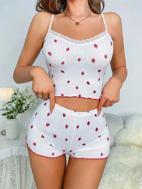 Beyaz Üstüne Çilek Desenli Askılı Şortlu Pijama Takımı