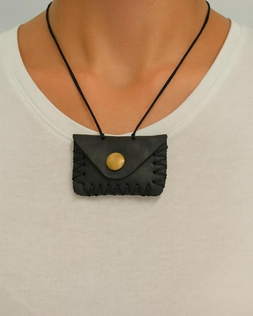 Deri Kaplı Büyük Kare Cevşen – Boyuna Asılabilir Siyah İpli, Özel Deri Çantalı Manevi Dua Kitabı