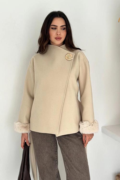 Broşlu Kürk Detaylı Kaşe Kaban Krem