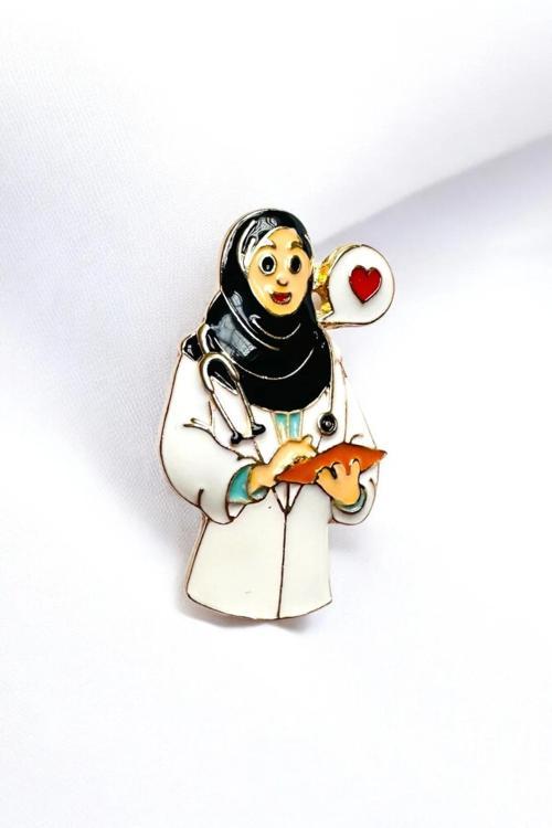 TESETTÜRLÜ KADIN DOKTOR BROŞ