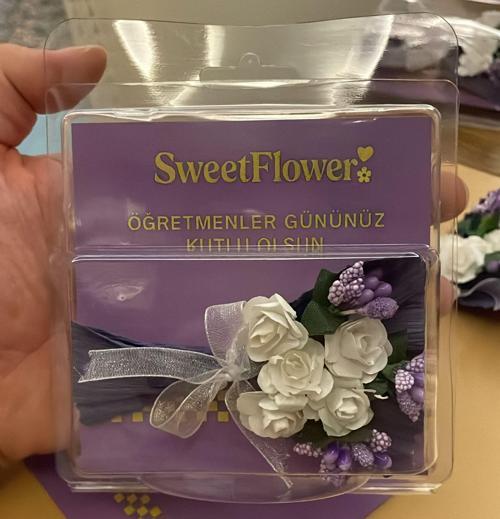 SweetFlower Öğretmenler Günü Mini Buket Hediye Seti – Not Kartlı, Özel Tasarım Çiçek Aranjmanı
