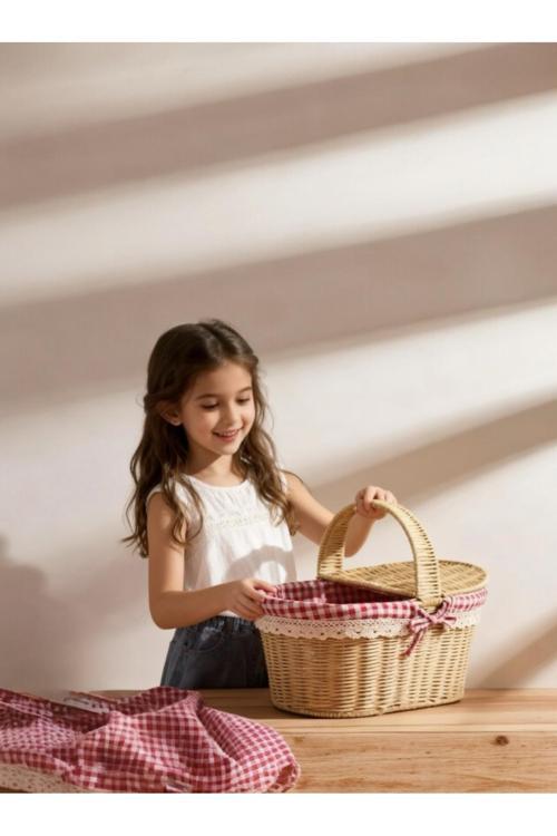 🧺 Kırmızı Kareli Kumaşlı Hasır Piknik Sepeti – Kapaklı Ve Şık Tasarım