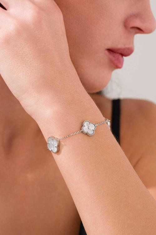 Yonca Şans Model 3 Motifli Sedef Beyaz Taşlı Ve Kalemli Şık Tasarım Gold (14Mm) Gümüş Bileklik