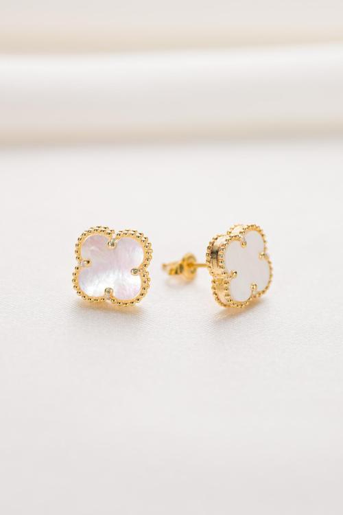 Beyaz Taşlı Çiçek Tasarım 925 Ayar Küpeler