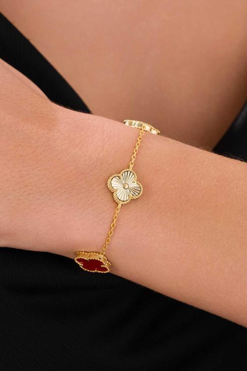 Yonca Şans Model 3 Motifli Kırmızı Renk Taşlı Ve Kalemli Gold Altın Kaplama Gümüş Bileklik