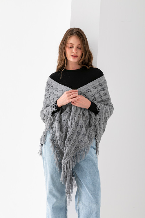 Ajurlu Püsküllü Kadın Üçgen Şal - Yumuşak Ve Şık Dokulu Omuz Atkısı | El Örgüsü Görünümlü