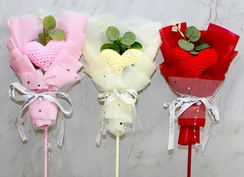 Büro Ev Ofis Dekoru için El Örgüsü Yapım Kalp Çiçeği Buketi