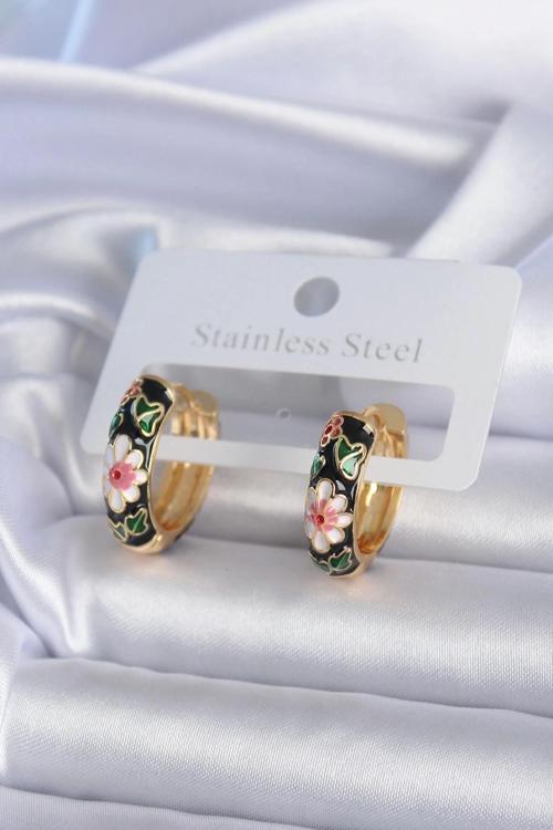 BFS Pirinç Gold Renk Siyah Çiçek İşleme Kadın Küpe