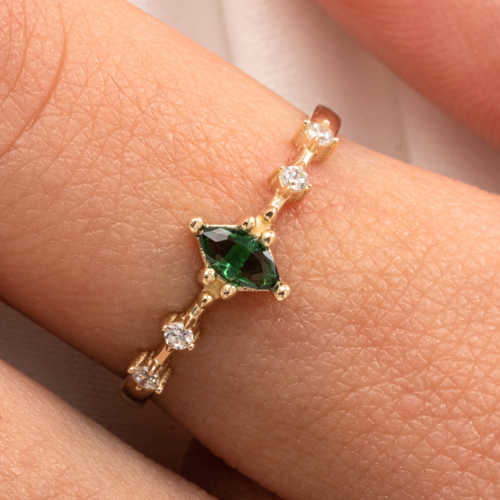 Minimal Altın Yüzük - 14 Ayar Altın Mekik Zümrüt Yeşili Taşlı Tektaş Altın Yüzük