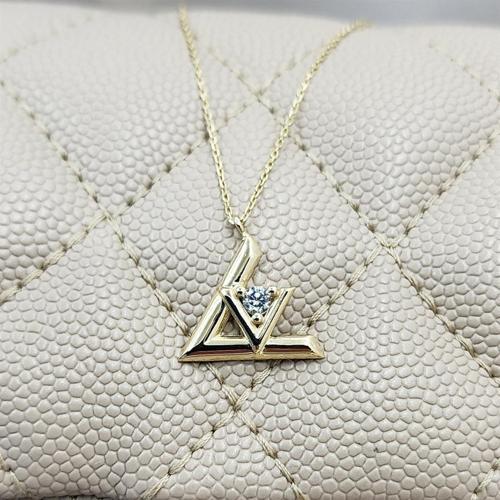 Gümüş Kolye - 0.20 Karat Pırlanta Möntürü (Signity Swarovski) Taşlı V Tasarım 925 Ayar Gümüş Kolye