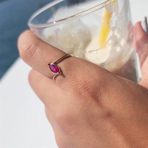 Gümüş Yüzük - 0.60 Karat Mekik Ruby Taşlı Es Pırlanta Montörü 925 Ayar Gümüş Evlilik Teklifi Yüzüğü