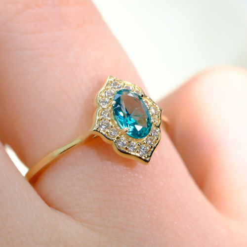 Gümüş Yüzük - Mavi Topaz Oval Kesim Yan Zirkon Taşlı Modern Tasarım 925 Ayar Gümüş Tektaş Yüzük