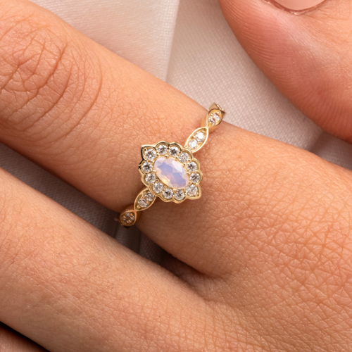 Gümüş Yüzük - Oval Pembe Kuvars Taşlı Yanları Zirkon Taşlarla Süslemeli 925 Ayar Gümüş Kadın Yüzük