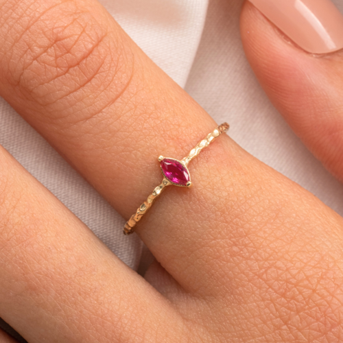 Gümüş Yüzük - Ruby Taşlı El Yapımı Dövülü Eskitme Minimal Tasarım Tektaş 925 Ayar Gümüş Yüzük