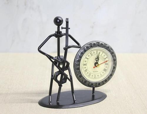 Metal Saatli Keman Çalan Müzisyen Alk4333