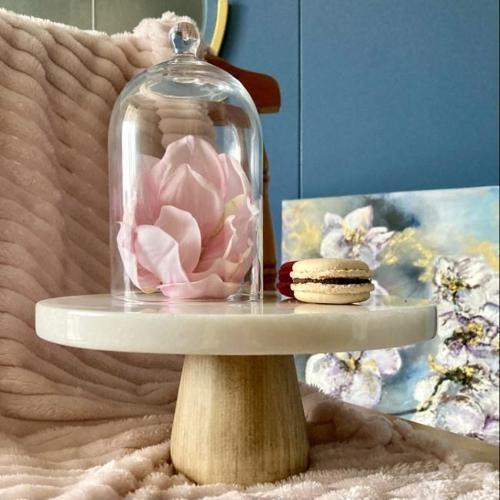 Mermer 28 Cm Konik Ahşap Ayaklı Beyaz Kalın Yuvarlak Sunum Tabağı