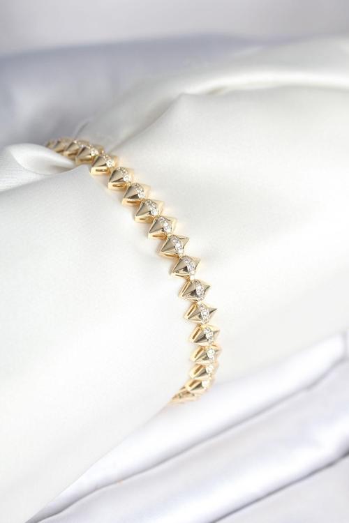 Pirinç Gold Renk Zirkon Taşlı Baklava Model Kadın Bileklik - EBJ251010W38196