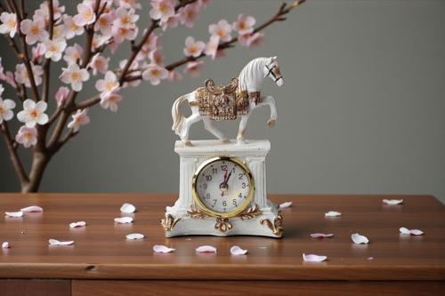 Lüks İşlemeli Saatli At Heykeli Dekoratif Masaüstü Biblo Yeni Yeni Yıl Ev & Ofis Hediyesi 15 cm.