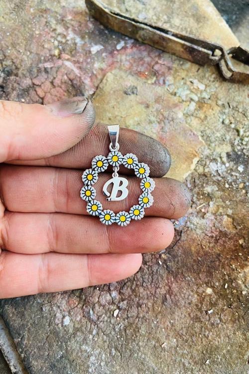 Kadın Sıralı Papatya Model Harfli Gümüş Kolye