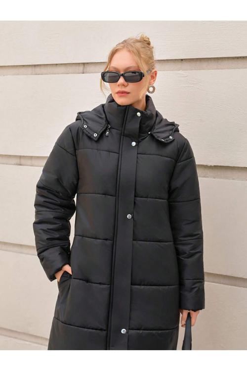 Siyah Renk Kapüşonlu Kadın Mont