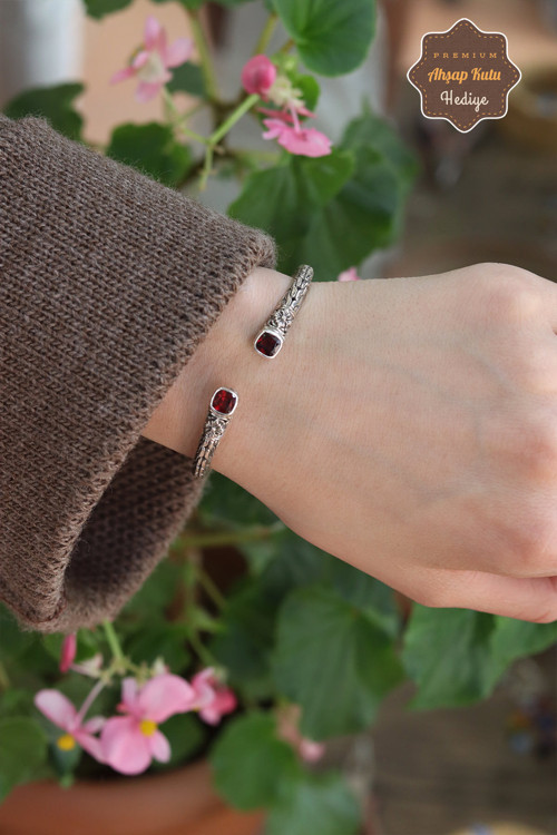Yakut Taşlı Yöresel İşlemeli 925 Ayar Saf Gümüş Kadın Bilezik 201024056