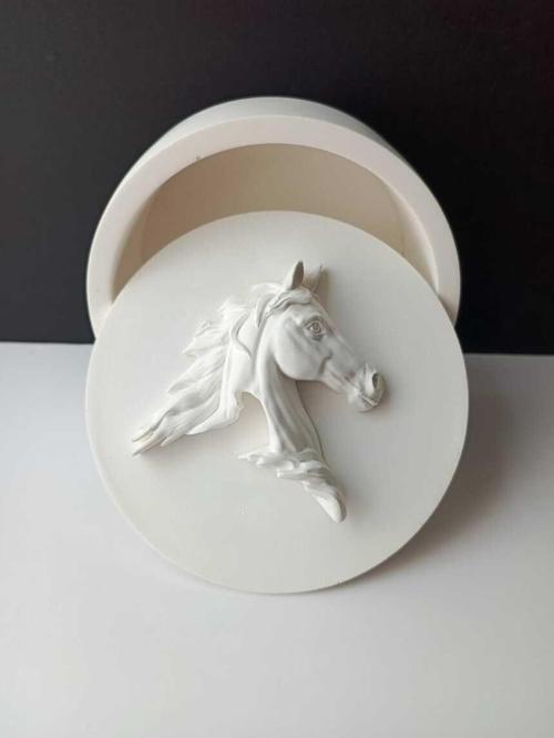 At Objeli Kapaklı Dekoratif Saklama Kutusu, Beyaz Renk Yüksek Kaliteli Malzeme Yuvarlak El Yapımı Dekoratif Obje, Hediyelik Dekoratif Obje, Ev Dekoru, Anneler Günü, Öğretmenler Günü