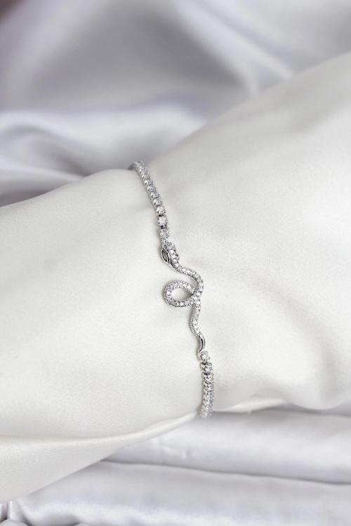 Yılan Model Zirkon Taşlı Gümüş Renk Pirinç Su Yolu Kadın Bileklik