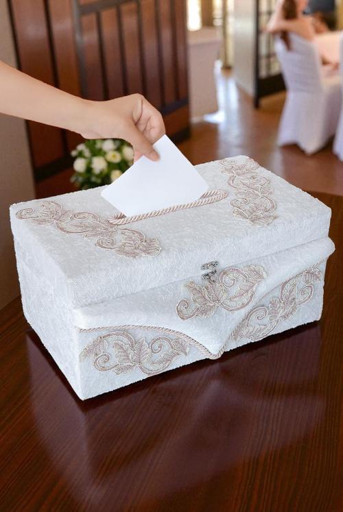 Pembe Çiçek Detaylı Kadife Takı Sandığı