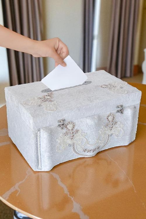 Krem Çiçek Detaylı Kadife Takı Sandığı