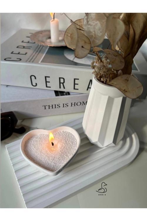 Geometrik Desenli Vazo Ve Kalp Görünümlü İnci Tozlu Mumluk Set