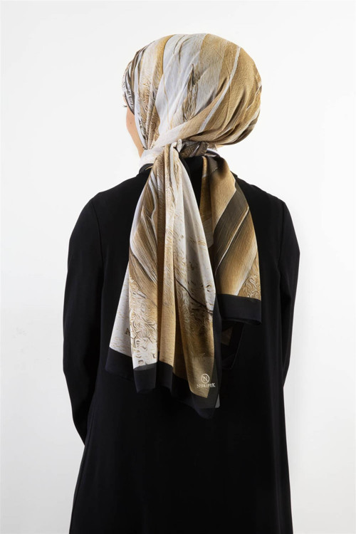 KREP ŞAL EFEKTLİ VE SOYUT DESENLİ SİYAH - GOLD RENKLİ 70X190 KIRIŞMAZ ŞAL İTAYLYAN DİKİŞLİ