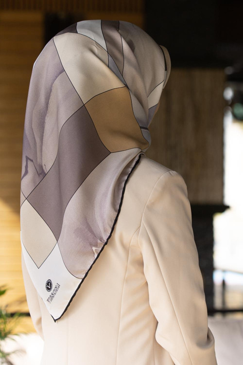 %100 Twill İpek Geometrik Desenli Bej - Gri Renkli 90x90 Eşarp Dikim Şekli : El Dikişi
