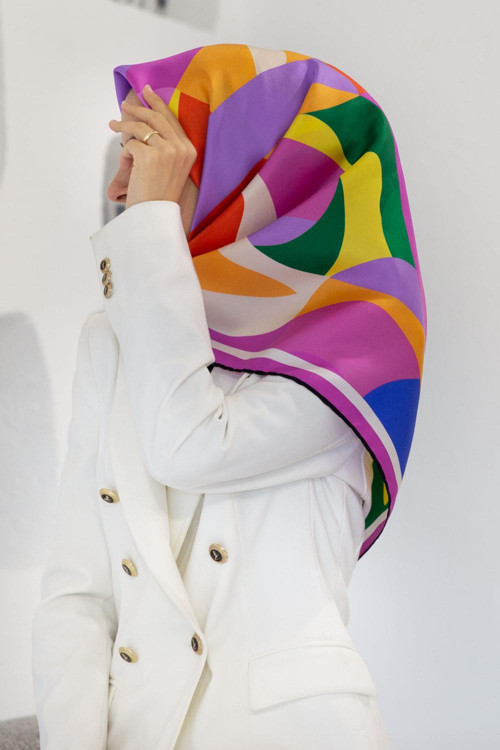 %100 Twill İpek Geometrik Desenli Fuşya Renkli 90x90 Eşarp Dikim Şekli : El Dikişi